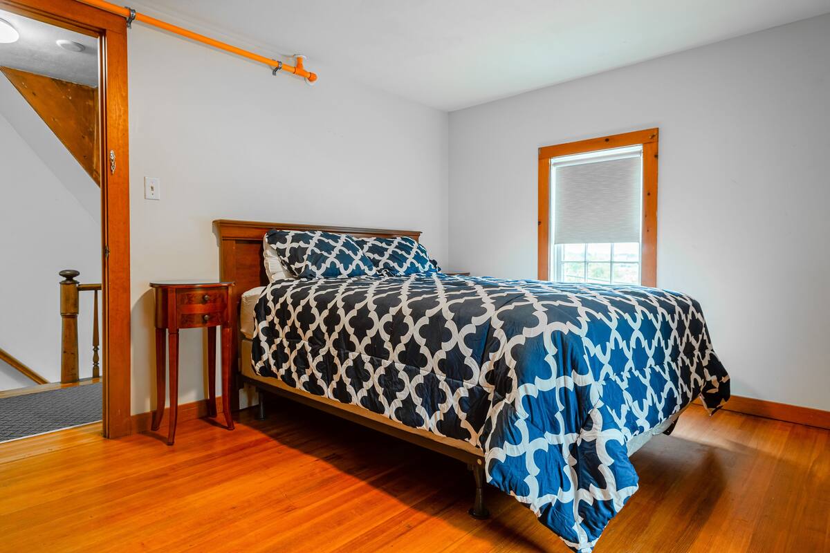 Quarto básico, 1 cama Queen, banheiro compartilhado (#50 Annex Building) | Individualmente decorados, individualmente mobiliados