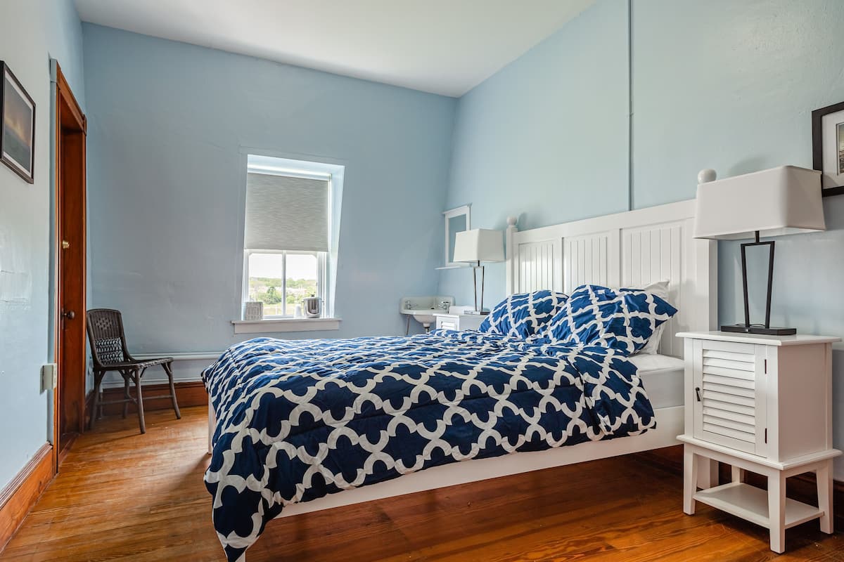 Quarto, 1 cama Queen, banheiro compartilhado (#7 Main Building) | Individualmente decorados, individualmente mobiliados