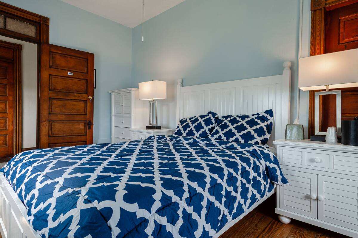 Quarto, 1 cama Queen, banheiro compartilhado (#10 Main Building) | Individualmente decorados, individualmente mobiliados