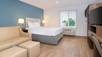 Skrivbord, arbetsyta för laptop och mörkläggningsgardiner