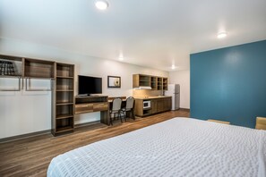 Escritorio, espacio para trabajar con laptop y cortinas blackout