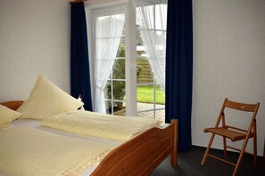 Apartment (Föhr EG.) | Iron/ironing board, free WiFi, bed sheets - Haus Godewind (Dagebuell)