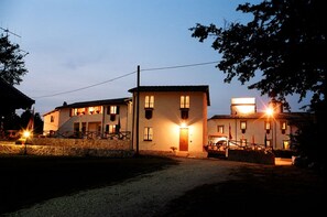 Fachada del alojamiento - Noche