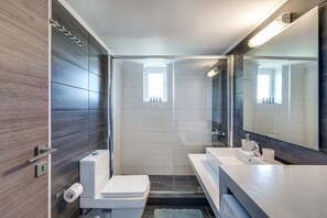 Superior Apartment, 2 Bedrooms, Balcony | Bathroom | Shower, free toiletries, hair dryer, slippers - Chania Urban Living (Chania)