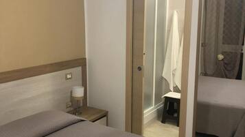 Een minibar, een bureau, gratis wifi, beddengoed