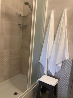 تجهيزات دش، مستلزمات مجانية للعناية الشخصية، مجففات شعر