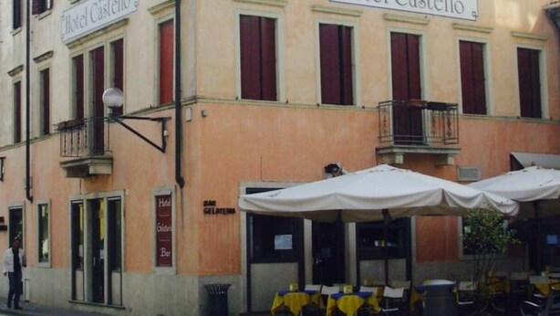 Un edificio con un letrero que dice "Hotel Castello".