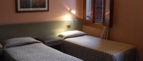 Doppel- oder Zweibettzimmer