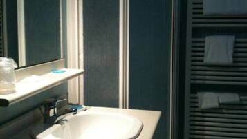 Shower, free toiletries, hair dryer, bidet