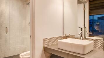 淋浴设施、免费洗浴用品、吹风机、浴袍