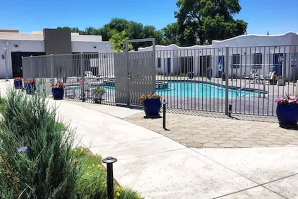 Piscina a l'aire lliure de temporada (horari: 10:00-22:00) i para-sols