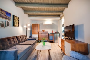 Suite, 1 King Bed with Sofa bed | Blackout drapes, soundproofing, iron/ironing board - El Vado Motel (Albuquerque)