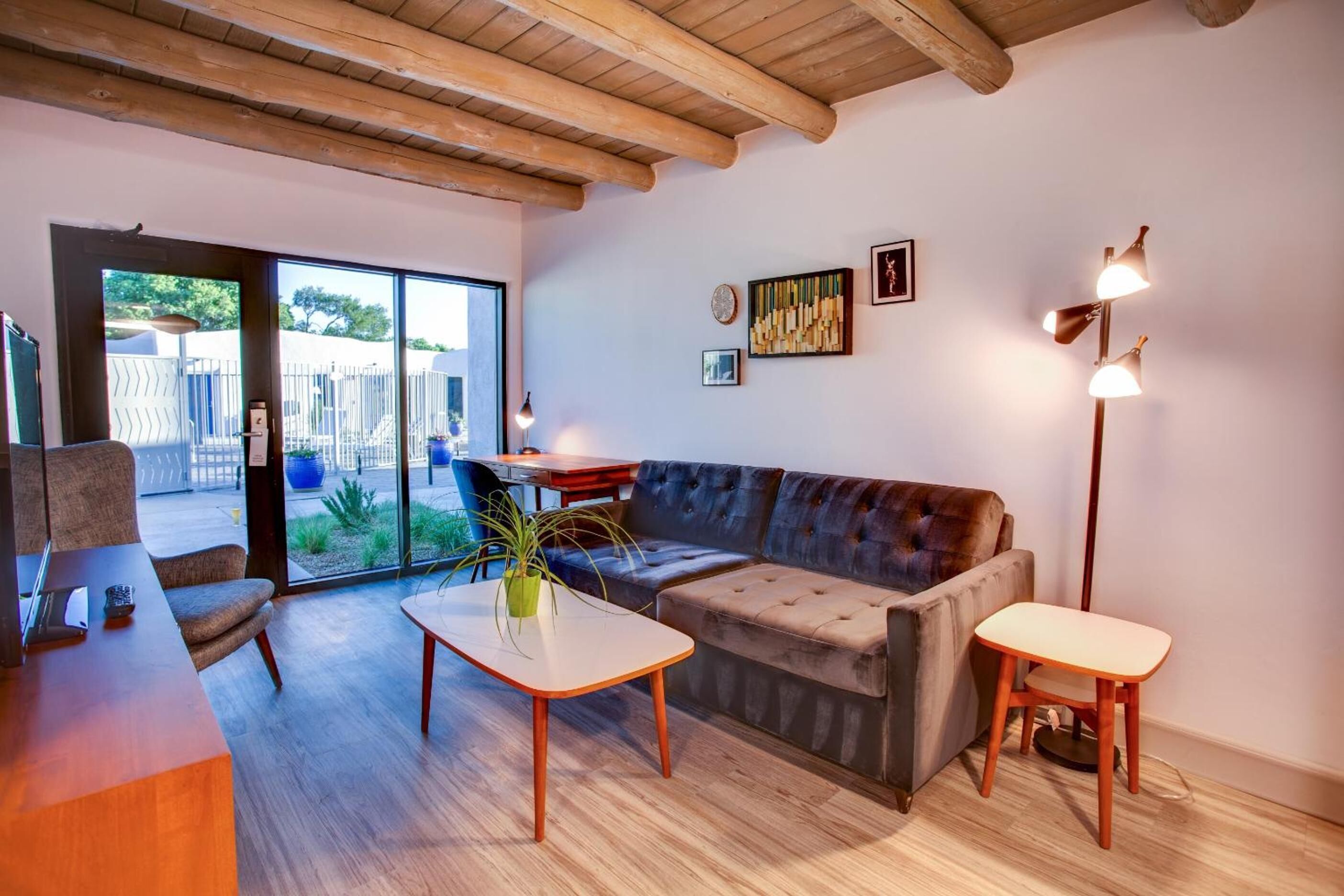 Una televisión, una estación de conexión para iPod