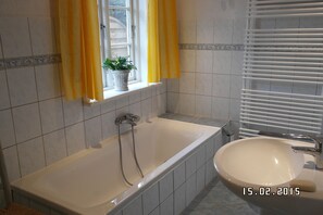 Casa | Baño | Tina y regadera independientes, tina profunda, secadora de cabello 