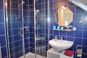 Shower, hair dryer, towels