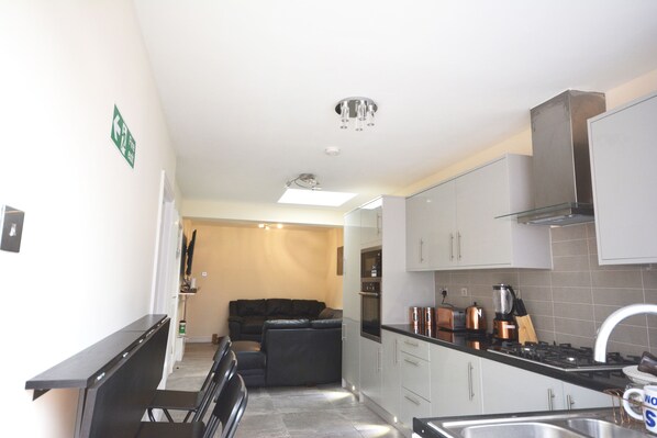 Casa superluxo, 6 quartos | Cozinha privada | Geladeira grande, micro-ondas, fogão, cooktop