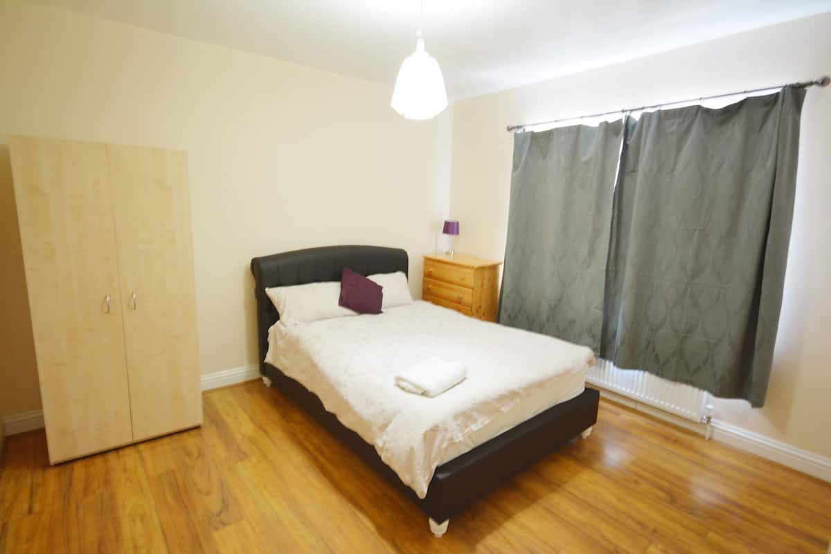 Luxury House, Multiple Bedrooms | Iron/ironing board, free WiFi, bed sheets