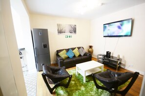 Casa superluxo, vários quartos | Sala de estar | TV de tela plana