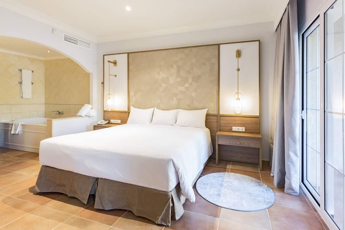In-room safe, blackout curtains, free WiFi, bed sheets
