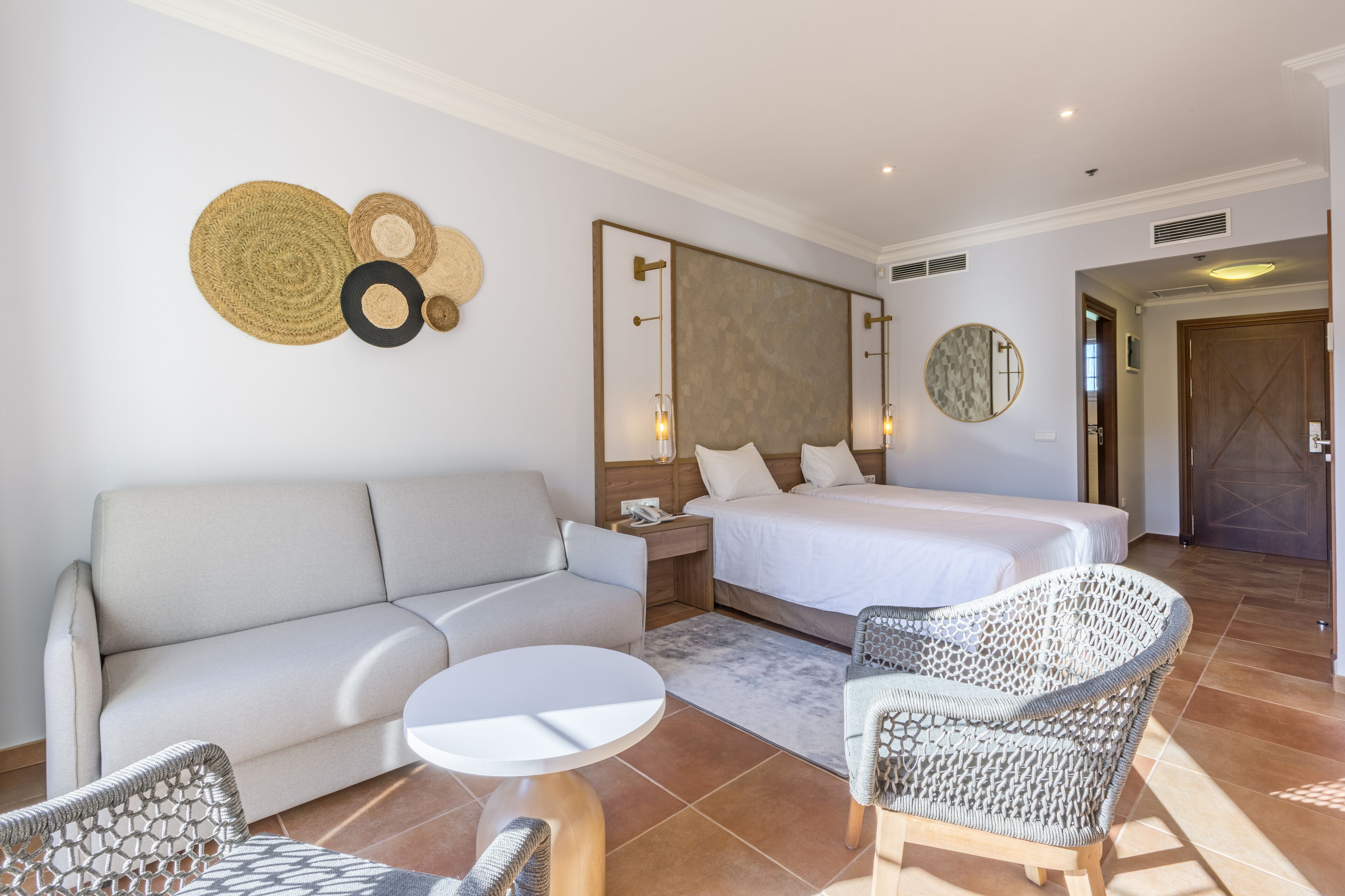 Habitación doble | Caja fuerte, cortinas opacas, wifi gratis y ropa de cama