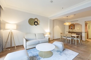 Appartement supérieur, 2 chambres | Aire de séjour | Téléviseur à écran plat
