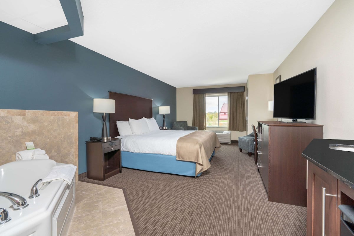 suite, 1 king bed, non smoking | desk, blackout curtains, soundproofing, iron/ironing board