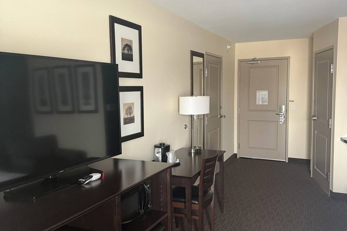 room, 1 king bed, accessible, non smoking | desk, blackout curtains, soundproofing, iron/ironing board