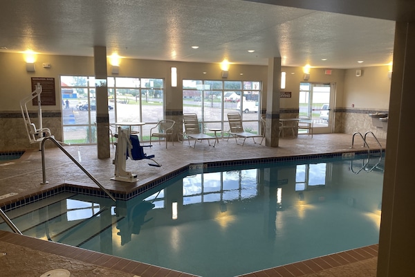Piscina interna, espreguiçadeiras