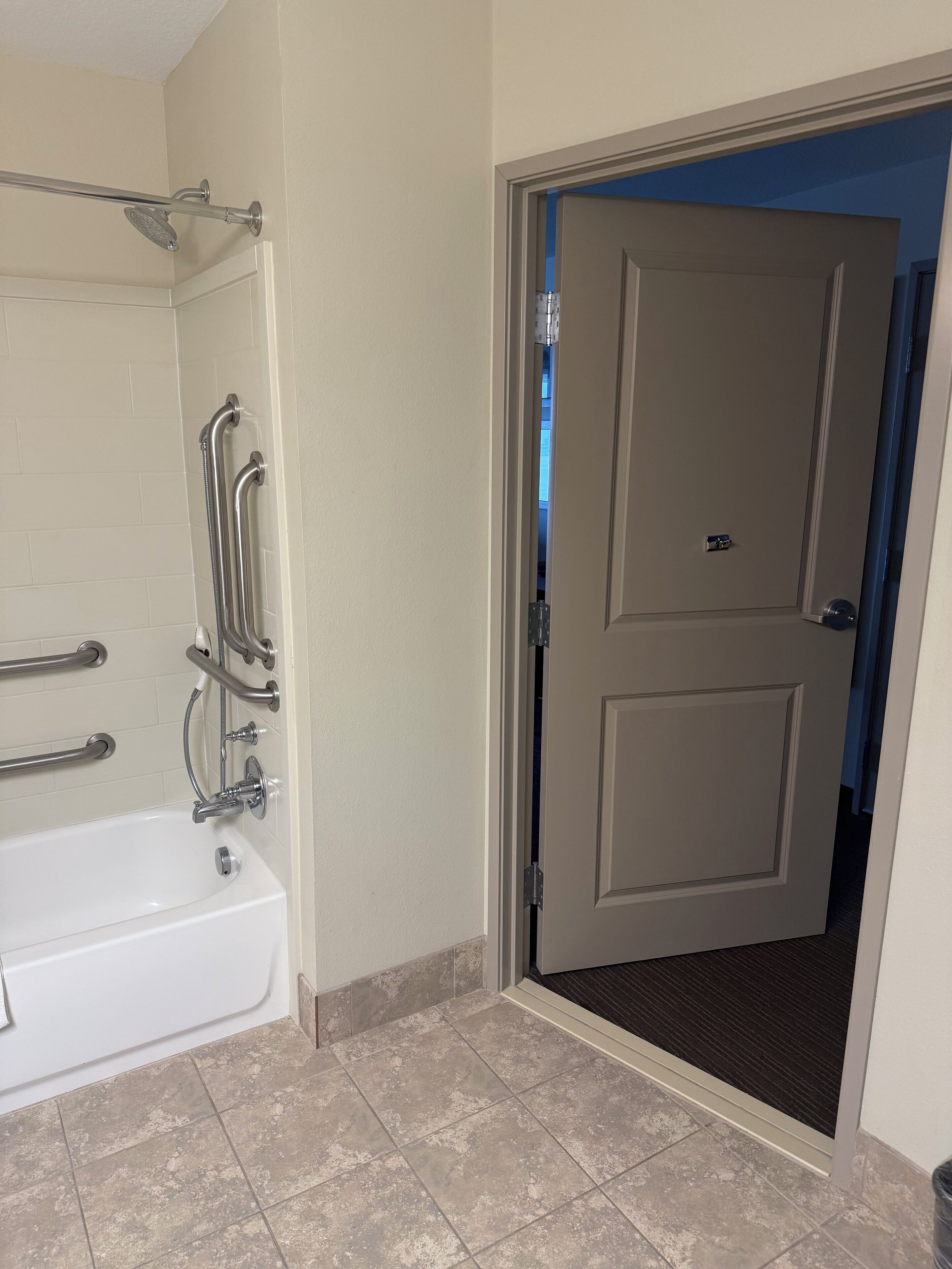 room, 1 king bed, accessible, non smoking | bathroom | free toiletries, hair dryer, towels