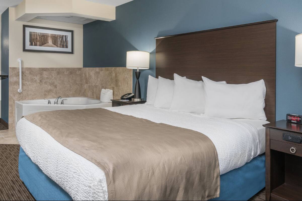Suite, 1 King Bed, Non Smoking | Desk, blackout drapes, soundproofing, iron/ironing board