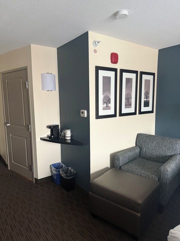 Desk, blackout drapes, soundproofing, iron/ironing board - AmericInn by Wyndham Windom (Windom)