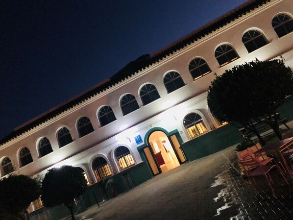 Vista frontal de la propiedad