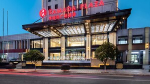 Un hotel moderno con un letrero llamativo que dice "RAMADA PLAZA".