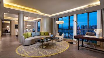 Minibar, in-room safe, desk, iron/ironing board