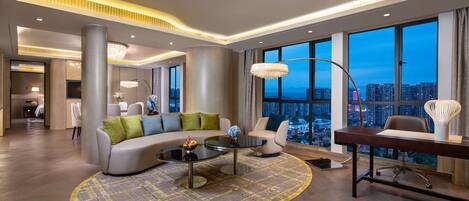 Minibar, in-room safe, desk, iron/ironing board