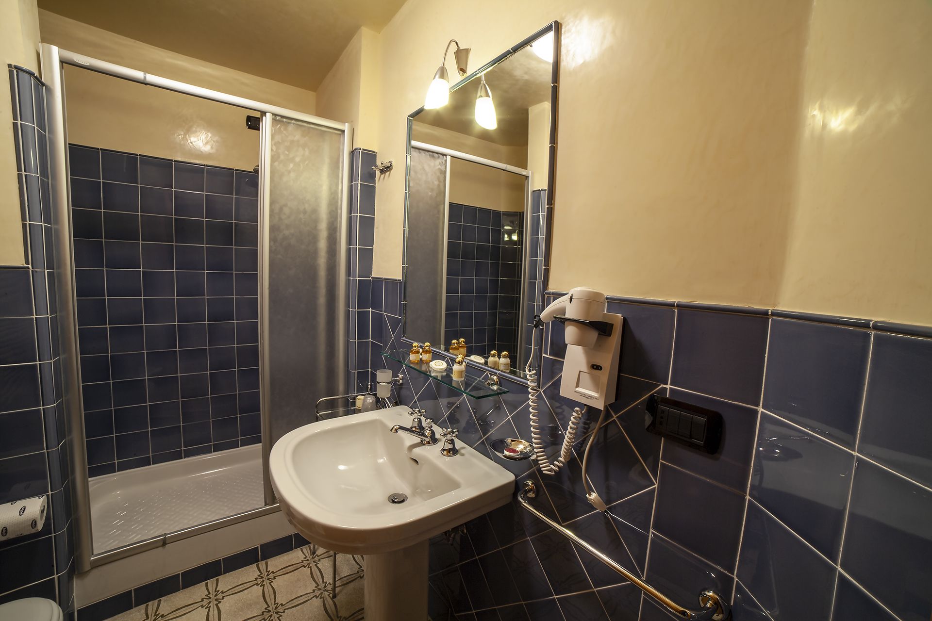 superior double room | bathroom | free toiletries, hair dryer, bidet, towels