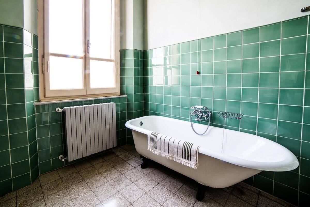 junior suite | bathroom | free toiletries, hair dryer, bidet, towels