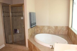 Business Townhome, 3 Bedrooms | Bathroom | Combined shower/tub, deep soaking tub, hair dryer, towels