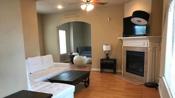 Business Townhome, 3 Bedrooms | Living room | Plasma TV - Entire Premium Spacious Luxury Home (Houston)