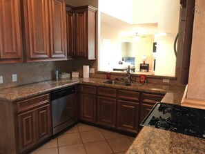 Business Townhome, 3 Bedrooms | Private kitchen