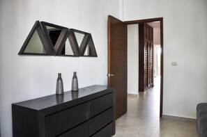 Departamento Deluxe, 2 habitaciones, alberca privada, vista al resort | Área de sala de estar | Smart TV