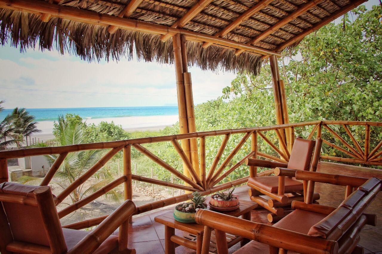 Comfort vierpersoonskamer, Meerdere bedden | Individueel gedecoreerd, individueel gemeubileerd, een bureau