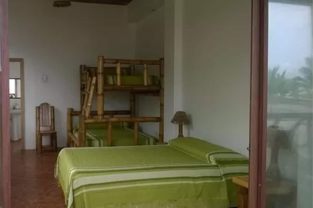Habitación cuádruple familiar, varias camas, no fumadores | Caja fuerte, decoración individual, mobiliario individual y escritorio