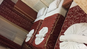 A hotel room with two beds, each with a red bedspread and white pillows. - Florin Hotel (Istanbul)