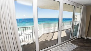 Un balcón con vista a la playa y al océano.