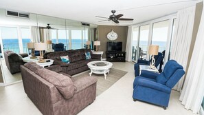 Smart-tv, dvd-spelare, en stereo och kontor