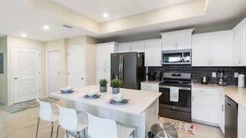 Een koelkast, een magnetron, een oven, een kookplaat