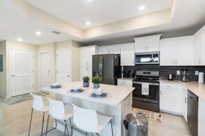 Fridge, microwave, oven, stovetop - 3 Bedrooms / 2 Bathrooms / Storey Lake (4751-308 CT) (Kissimmee)