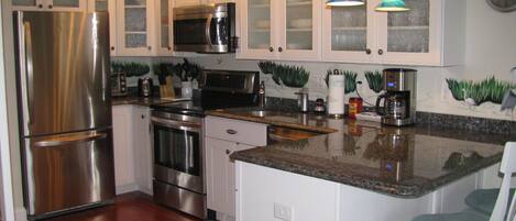 Refrigerador, microondas, horno, placa de cocina