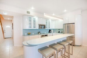 Réfrigérateur, four à micro-ondes, un four, surface de cuisson